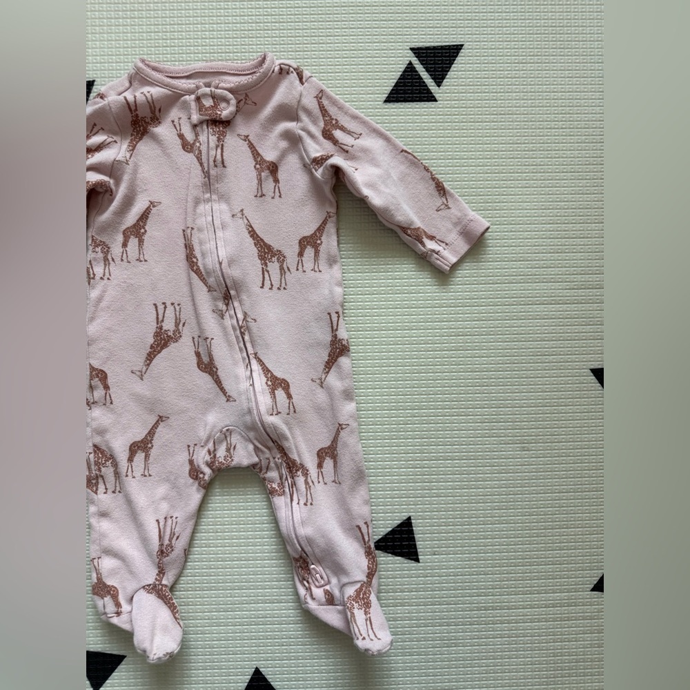 Carters|Baby girl light Pink Giraffe Print Kids One Piece long sleeve footies•••